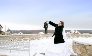 Illustration for article titled Russians Have The Bizarre Wedding Photo Game On Lock